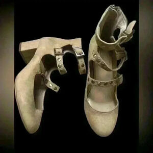 New Charles by Charles David size 6.5 round toed heels